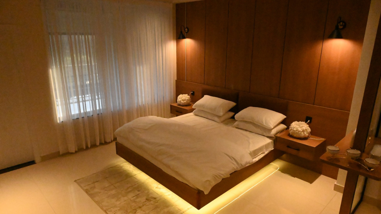 Deluxe Jacuzzi Suite